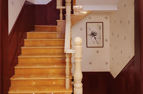 陇川中式别墅室内汉白玉石楼梯的定制安装装饰效果